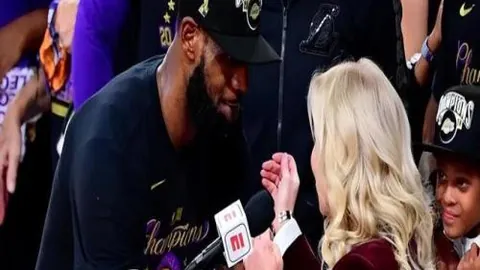 意媒：巴斯托尼与队友德弗里碰撞受伤，赛后右眼眉骨缝两针